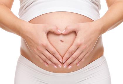 Akupunktur in der Schwangerschaft Akupunktur in der Schwangerschaft, Frau formt ein Herz auf ihrem Bauch