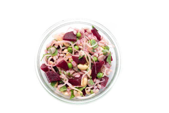 Ernährungsberatung - Salat Salat aus Graupen, Erbsen und rote Beete liefert Proteine, die für gesunde Ernährung wichtig sind