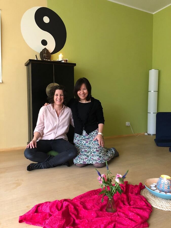 Heilpraktikerinnen Sabine Kakizaki und Sabine Schleinat bei einem Aufstellungstag Zwei Heilpraktikerinnen im Seminarraum in Köln für System- und Familienaufstellungen