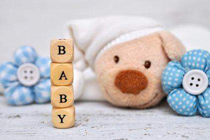 Kinderwunschbehandlung Köln Babyspielzeug Baby und Holzwürfel mit Buchstaben bilden das Wort Baby