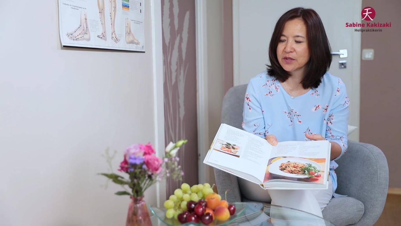 TCM Ernährungsberatung ganzheitlich Heilpraktikerin Sabine Kakizaki erklärt ein Kochrezept während einer ganzheitlichen Ernährungsberatung