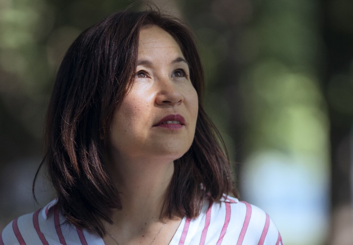TCM Praxis Köln Sabine Kakizaki, Heilpraktikerin Sabine Kakizaki, Inhaberin einer TCM Praxis Köln unter Bäumen in Köln