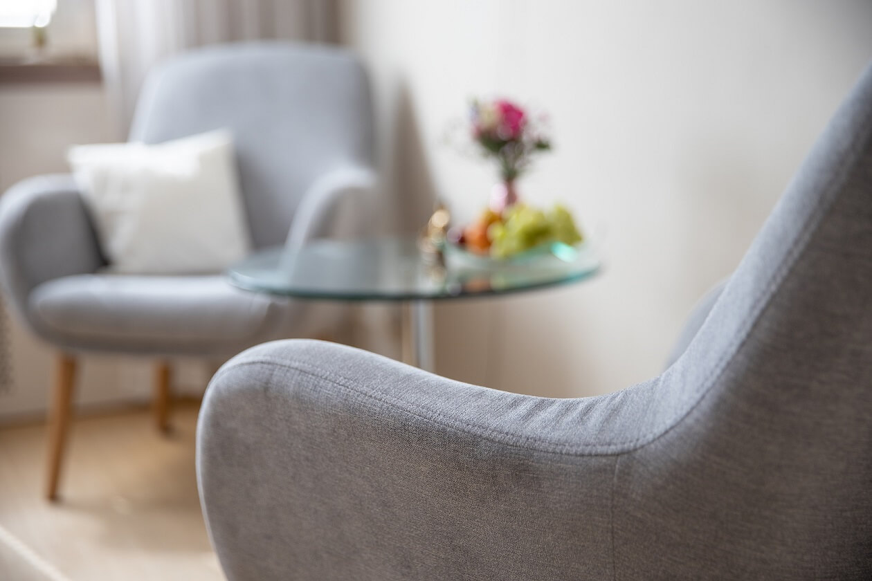 TCM Psychosomatik Raum für Gespraechstherapie Bequeme Sessel für Therapiegespräche in einer TCM Praxis für Psychosomatik