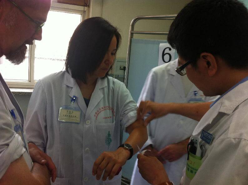 TCM Studienreise und Hospitation in China Heilpraktikerin Sabine Kakizaki hospitiert in einer TCM Klinik in China
